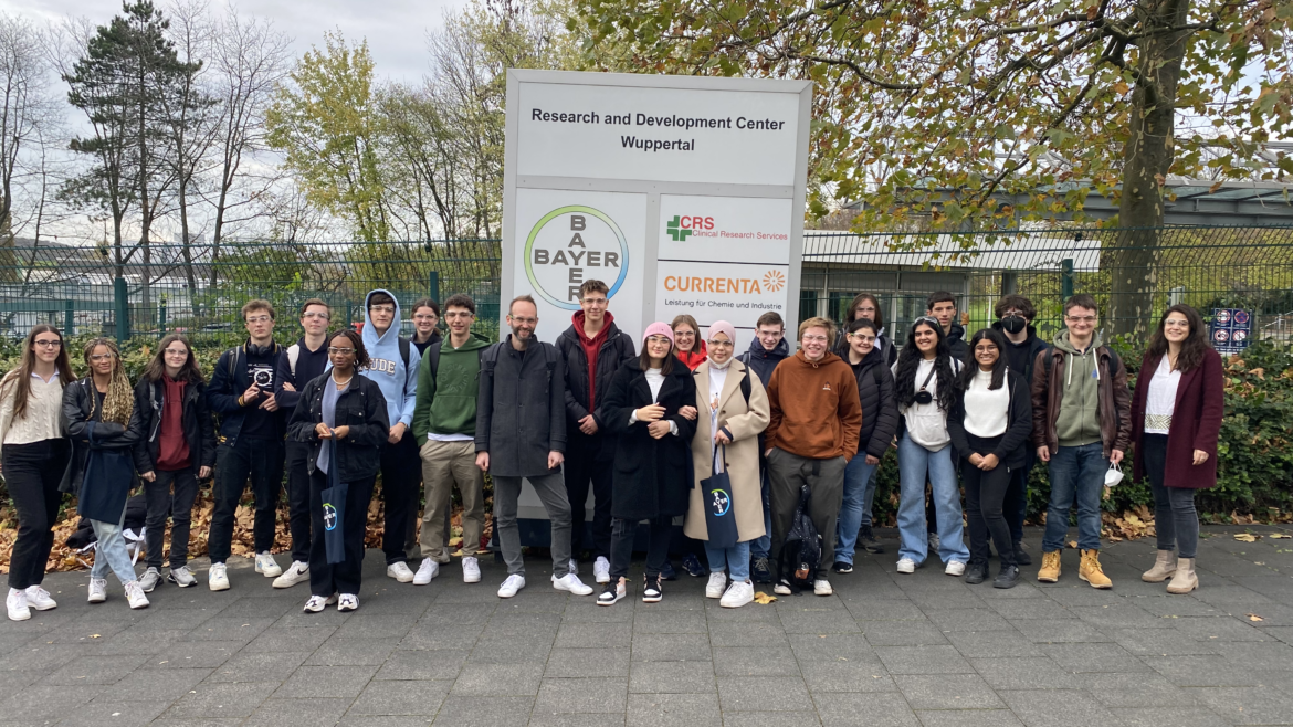 Chemiker und Chemielaboranten vor Ort – Laborbesuch der Chemiekurse