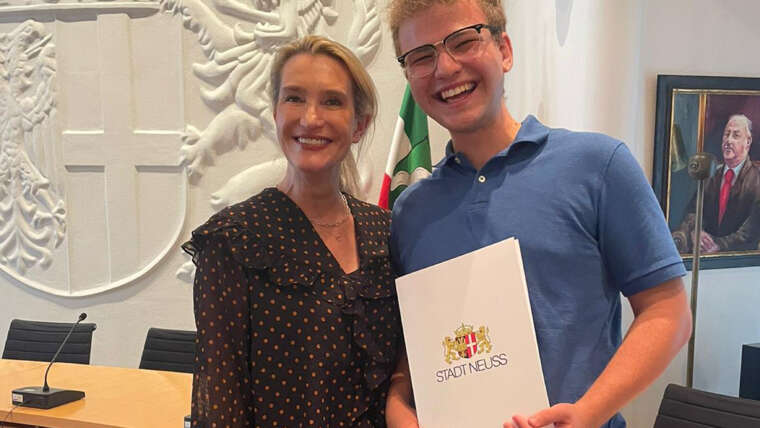 Ehrenamtspreis für Schülerinnen und Schüler der Stadt Neuss 2024 – Philipp und Dominika werden im Ratssaal geehrt