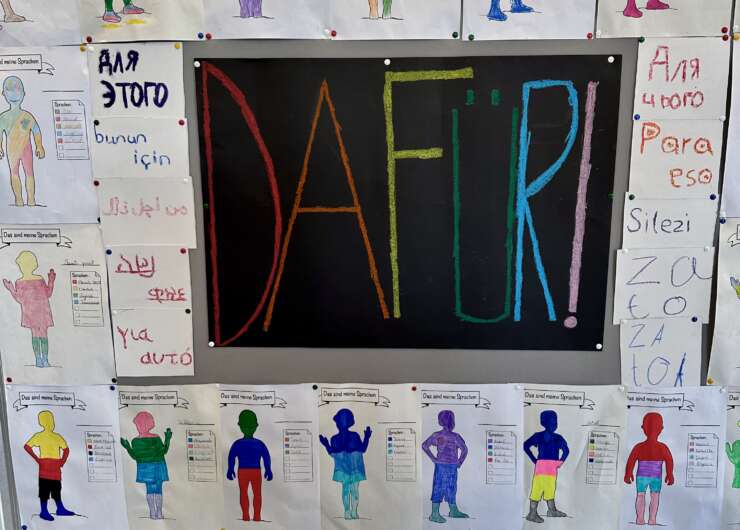 Wie werden Jugendliche, die aus ihren Heimatländern flüchten mussten, unterrichtet? Wir feiern das 10-jährige Jubiläum der ,,Seiteneinsteiger-Klasse“!