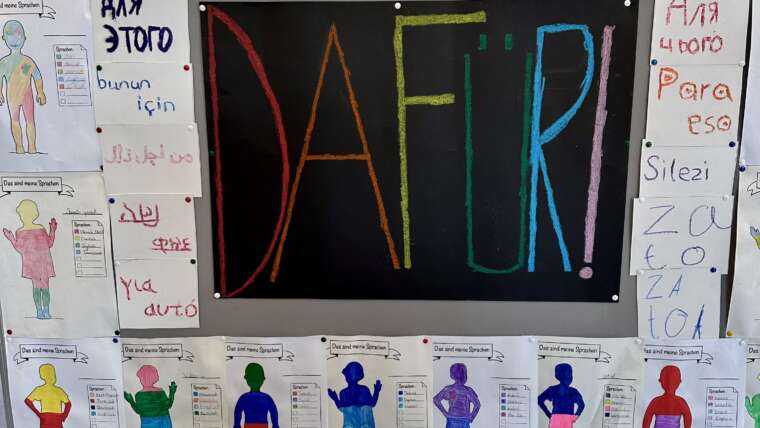 Wie werden Jugendliche, die aus ihren Heimatländern flüchten mussten, unterrichtet? Wir feiern das 10-jährige Jubiläum der ,,Seiteneinsteiger-Klasse“!