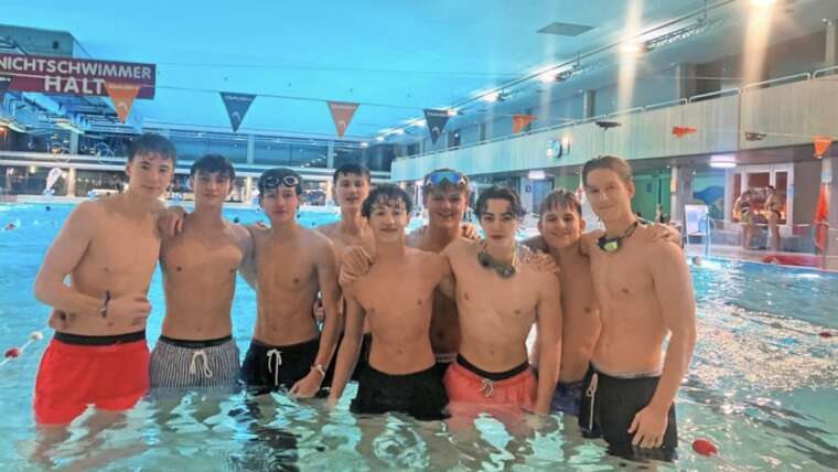 Humboldt-Schüler kraulen für die Abikasse