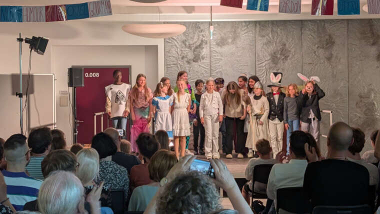 TheaterKids spielen „Alice im Wunderland“