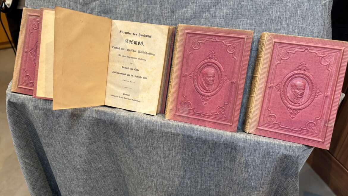 Humboldts Geburtstag und Geschenk: Jubiläumsdruck der ,,Kosmos“-Ausgabe von 1868