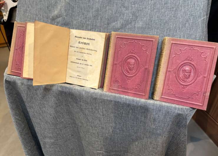 Humboldts Geburtstag und Geschenk: Jubiläumsdruck der ,,Kosmos“-Ausgabe von 1868
